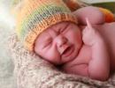 Почему ребенок плачет: полезные советы, которые помогут успокоить младенца Избранное Новорожденный ребенок истерически кричит без причины