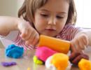 Mainan apa yang dibutuhkan anak-anak dari berbagai usia? Mainan adalah teman